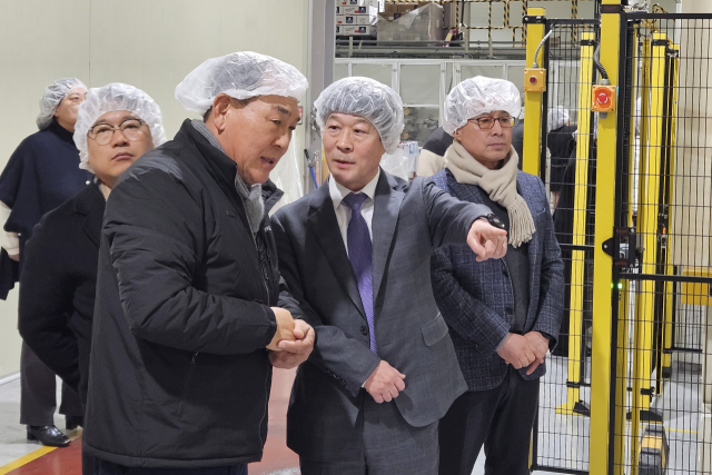 박성수(가운데) 경상북도경제진흥원장이 취임식을 생략하고 생산 현장에서 애로사항을 청취하고 있다. 경상북도경제진흥원 제공