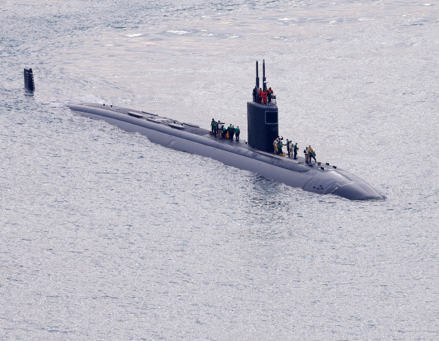 23일 부산 해군작전기지에 미 해군 핵 추진 잠수함(SSN) 그린빌함이 입항하고 있다. 길이 110m, 폭 10m, 승조원 110여 명인 그린빌함은 토마호크 순항미사일과 12개의 수직발사시스템(VLS), 어뢰 및 4개의 발사관 등을 갖췄다. 연합뉴스