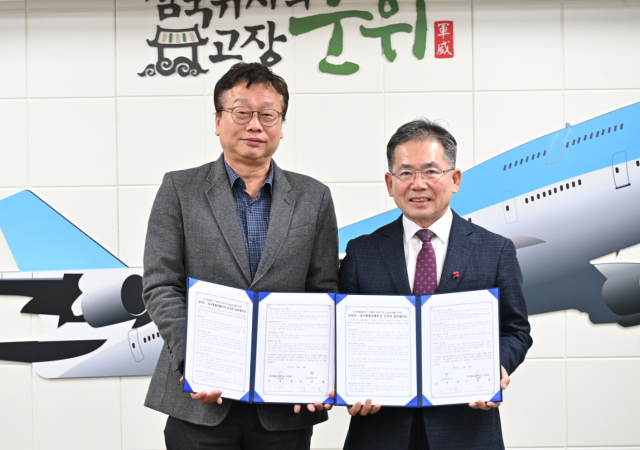 군위군과 종합유통단지 전자관조합은 23일 군청에서 업무협약을 맺고 전자관 1층에 군위 로컬푸드 직매장을 설치하기로 했다. 군위군 제공.