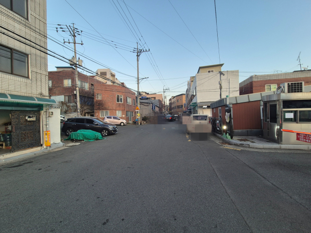 지난 22일 대구 서구 서부시장공영주차장을 마주한 빌딩 모습. 최근 주차장 진출 차량이 건물을 들이받는 사고로 문 한 쪽이 파손된 상태다. 김지수 기자