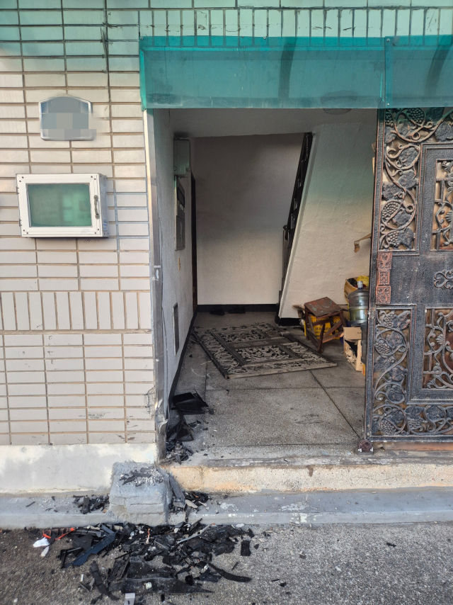 지난 22일 대구 서구 서부시장공영주차장을 마주한 빌딩 모습. 최근 주차장 진출 차량이 건물을 들이받는 사고로 문 한 쪽이 파손된 상태다. 김지수 기자