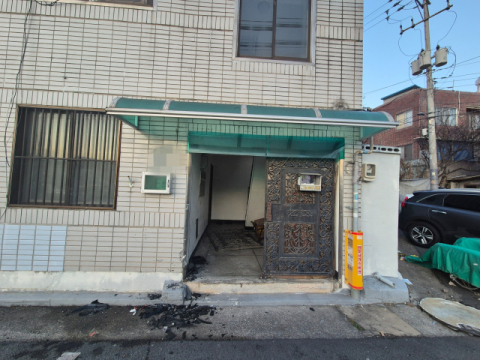 내 집 앞에 위치한 공영주차장 출입구 탓에 