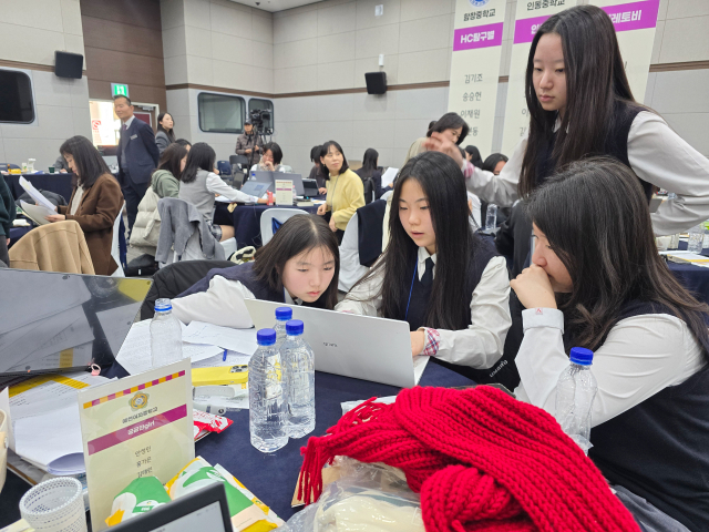 예천여자중학교 학생들이 경북 질문탐구 궁금한마당 행사에 참여해 질문을 만들고 답변을 구하는 탐구 활동을 펼치고 있다. 김영진 기자