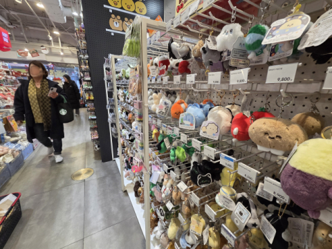 한국 문화 깃든 'K-소품'이 뜬다…외국인 관광객 쇼핑 풍경 변화