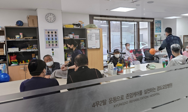 경도요양병원 의료진들이 환자들과 대화하며 물리치료를 하고 있는 모습. 윤영민 기자