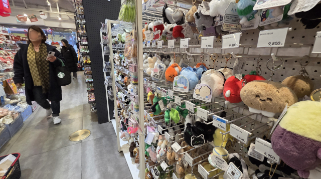 'K-소품'이 뜬다… 외국인 관광객 쇼핑 풍경 변화