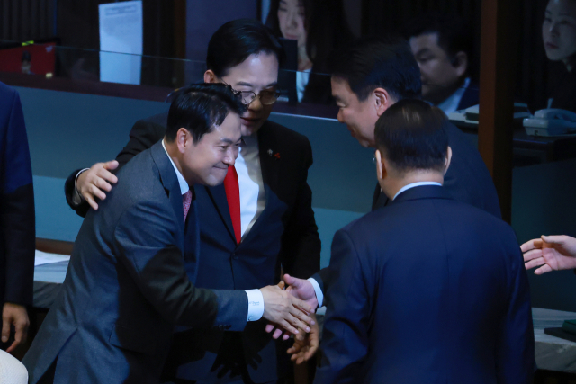 국민의힘 장동혁 대표가 23일 국회에서 열린 12월 임시국회 본회의에서 12·3 윤석열 비상계엄 등에 대한 전담재판부 설치 및 제보자 보호 등에 관한 특별법에 대한 필리버스터(무제한 토론을 위한 합법적인 의사진행 방해)를 마친 뒤 발언대에서 내려와 정희용 사무총장과 악수하고 있다. 장 대표는 제1야당 대표로서는 처음으로 필리버스터에 나서 이번 토론에서 최초이자 최장 기록을 모두 세웠다. 연합뉴스