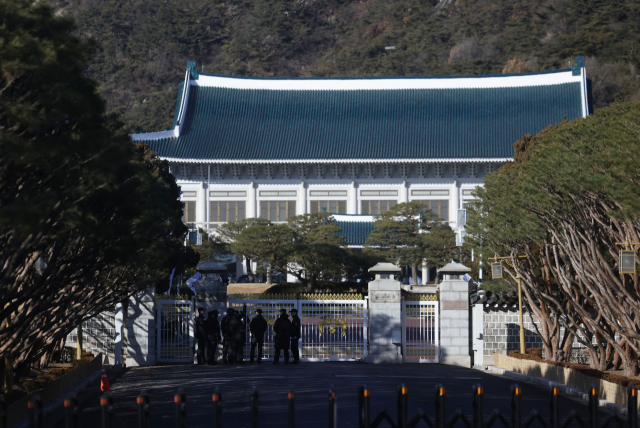 대통령 집무실 청와대 복귀가 임박한 21일 종로구 청와대에 경찰이 외곽을 점검하고 있다. 연합뉴스