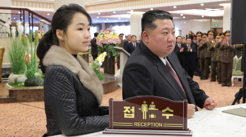 김정은 어깨에 손 '턱'…北 김주애 존재감 어디까지?