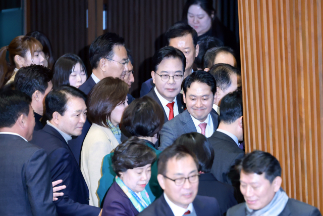 국민의힘 장동혁 대표가 23일 국회에서 열린 12월 임시국회 본회의에서 12·3 윤석열 비상계엄 등에 대한 전담재판부 설치 및 제보자 보호 등에 관한 특별법에 대한 필리버스터(무제한 토론을 위한 합법적인 의사진행 방해)를 마친 뒤 국민의힘 의원들과 본회의장을 빠져나가고 있다. 장 대표는 제1야당 대표로서는 처음으로 필리버스터에 나서 이번 토론에서 최초이자 최장 기록을 모두 세웠다. 연합뉴스