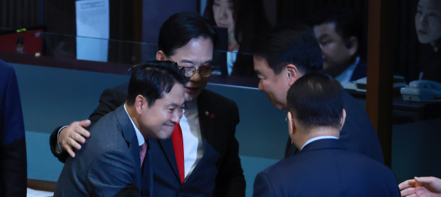 '위헌 땜질' 입법 독주 巨與, '장동혁 체제' 뭉치는 국힘