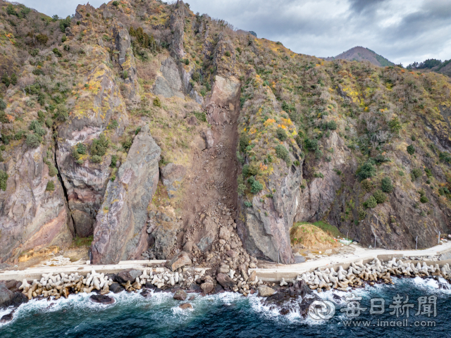 경북 울릉도 서면 남서리 급경사지에서 대규모 낙석이 발생했다. 울릉군 제공