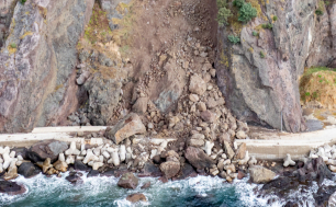 울릉도서 대규모 낙석 4천톤…300여가구 수돗물 끊겨 