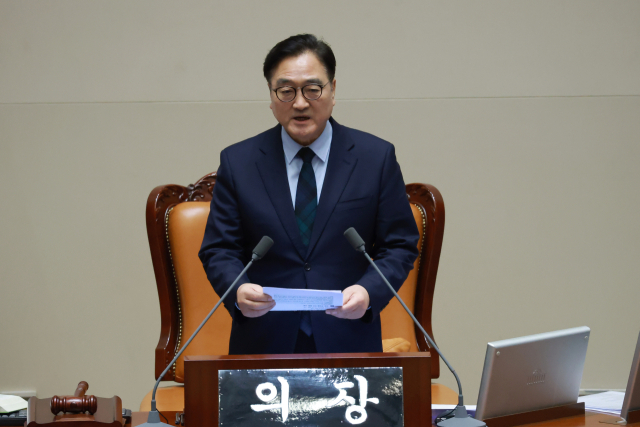 우원식 국회의장이 23일 국회에서 열린 12월 임시국회 본회의에서 주호영 국회부의장에게 필리버스터 사회를 요청하고 있다. 연합뉴스