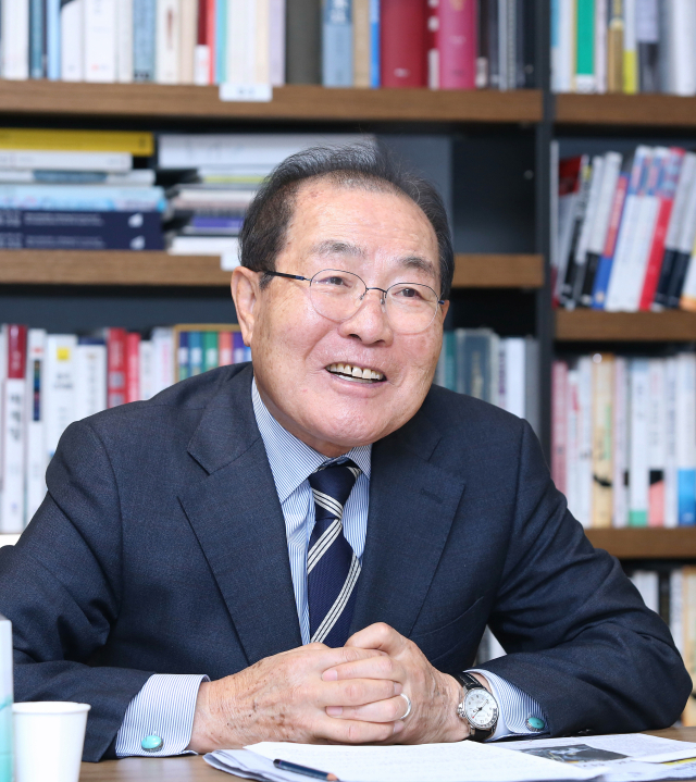 윤동한 한국콜마 회장이 지난해 12월 22일 석오빌딩에서 매일신문과 인터뷰를 진행하고 있다. 객원기자 이무성