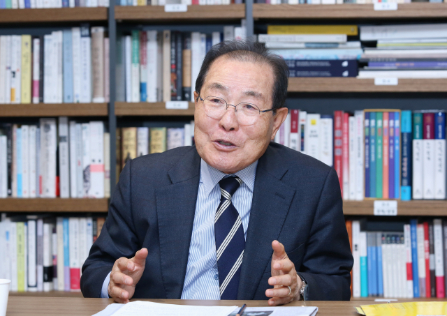 윤동한 한국콜마 회장은 지난해 12월 22일 석오빌딩에서 매일신문과 인터뷰를 진행했다. 대구경북에 대한 각별한 애정을 과시하며 지역발전 방안을 제안하는 윤 회장. 객원기자 이무성