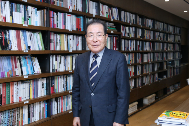 윤동한 한국콜마 회장은 지난해 12월 22일 석오빌딩에서 매일신문과 인터뷰를 진행했다. 손에서 책을 놓지 않는 윤 회장의 집무실에 각종 서적들이 가득하다. 객원기자 이무성