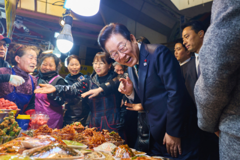 李대통령, 부전시장서 '깜짝' 고구마 구매…