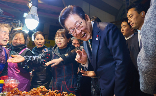 부산 부전시장 찾은 李…
