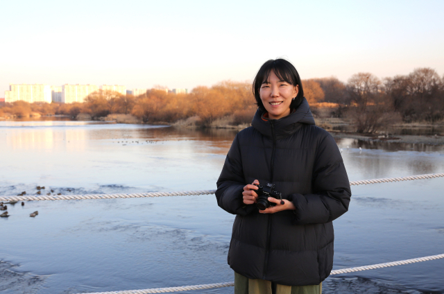 감정원 감독이 늘 지니고 다니는 카메라를 꺼내 사라질지 모를 금호강 팔현습지 풍경을 담고 있다. 김도훈 기자