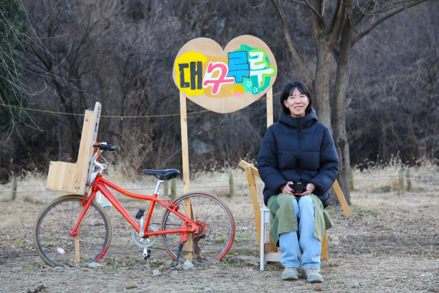 감정원 감독이 금호강 팔현습지를 배경으로 포즈를 취하고 있다. 김도훈 기자