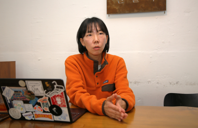 감정원 감독이 금호강 팔현습지 인근 한 카페에서 자신이 연출한 영화 