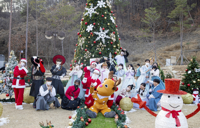안동시와 한국정신문화재단은 24일부터 한국문화테마파크에서 크리스마스와 겨울을 주제로 한 