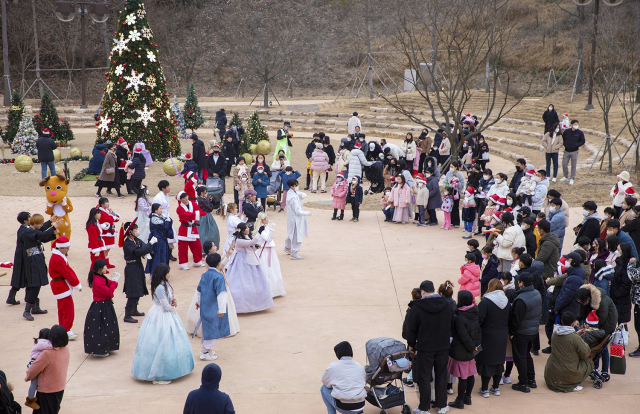안동시와 한국정신문화재단은 24일부터 한국문화테마파크에서 크리스마스와 겨울을 주제로 한 