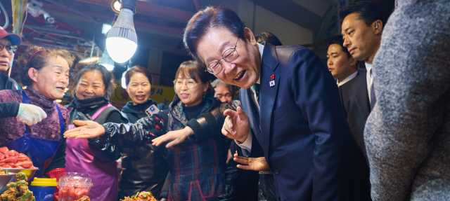 부산 부전시장 찾은 李…