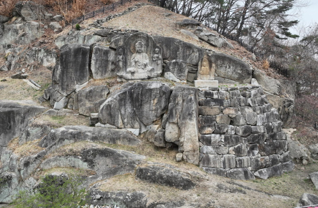 영주 가흥동 마애여래삼존상 및 여래좌상 모습. 영주시 제공