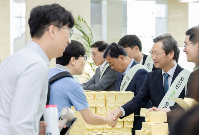 김태균 사장을 비롯한 한전기술 경영진이 출근길 청렴 캠페인을 통해 직원들을 맞이하고 있다. 한전기술 제공