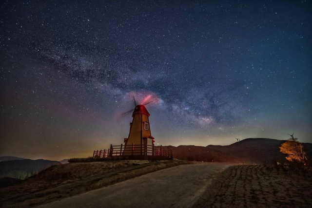대구시 군위군 삼국유사면 화북4리 화산마을에 마련된 풍차전망대에서 바라본 모습. 군위군 제공.