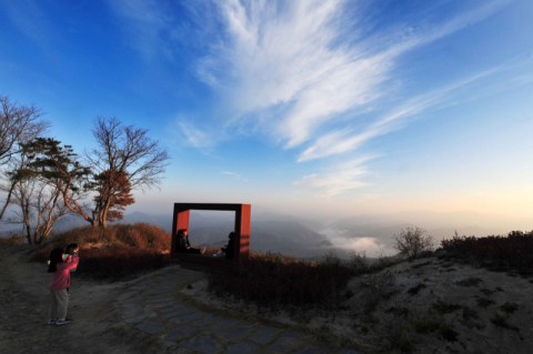 [팔도 핫플레이스]'하늘 아래 첫 동네' 군위 화산마을…사방을 둘러봐도 '절경'