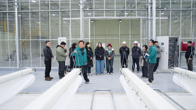 봉화군이 임대형 스마트팜단지 B동의 입주를 앞두고 현장 점검하고 있다. 봉화군 제공
