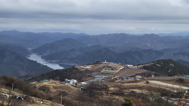 대구시 군위군 삼국유사면 화북4리 화산마을의 하늘전망대에서 바라 본 풍경. 마을 너머로 군위호의 전경이 펼쳐진다. 장성현 기자
