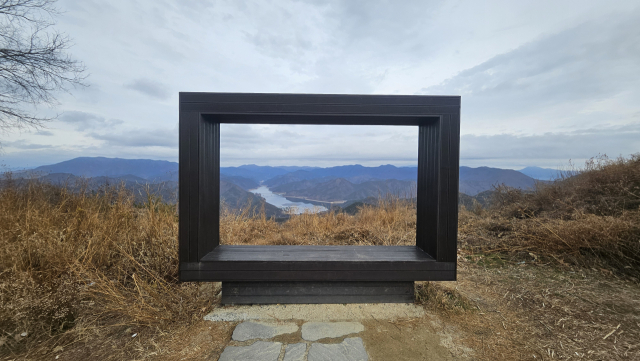 대구시 군위군 삼국유사면 화북4리 화산마을 내 풍차전망대에는 액자형 포토존이 마련돼 관광객들의 촬영 명소로 활용되고 있다. 장성현 기자