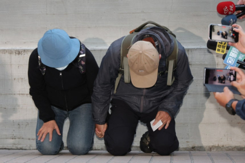 '사상자 15명' 대만 흉기난동범 부모, 무릎 꿇었다…