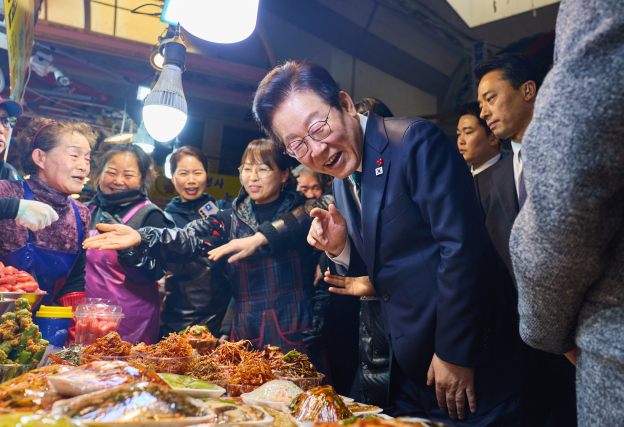 부산 부전시장 찾은 李…
