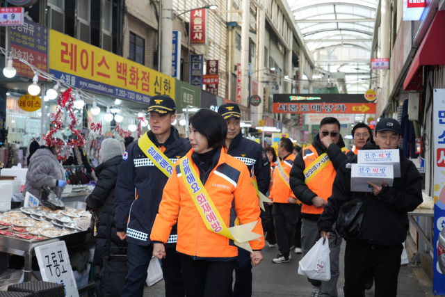 대구소방안전본부와 119시민안전봉사단연합회는 지난 23일 서문시장을 찾아 겨울철 화재예방 수칙 홍보와 함께 시민 참여형 
