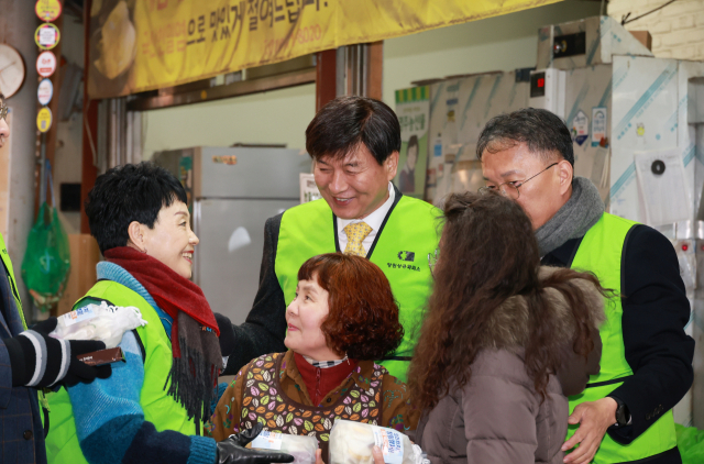 최재호 회장(사진 가운데)이 경기둔화로 어려움을 겪고 있는 지역소상공인들을 격려하고 있다.