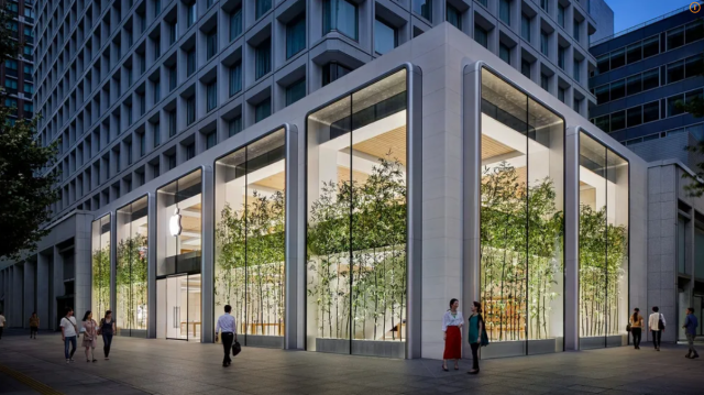 미국 뉴욕 5번가 애플스토어는 지하에 위치해있다. 투명한 유리 바리케이드 입구에서 나선형 계단을 타고 내려오면 매장으로 들어올 수 있다. Apple