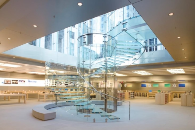 이탈리아 밀라노 리버티 광장 애플스토어. Apple