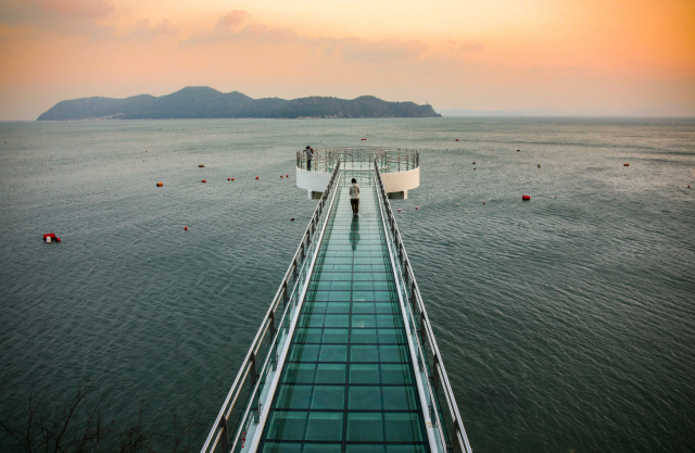 땅끝탑 가는 길 중간엔 바닥 전체가 유리로 된 스카이워크가 있다. 김도훈 기자