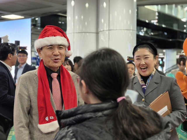 18일 강원 양양국제공항에서 열린 필리핀 동계 전세기 단체 관광객 환대 행사에 참석한 김진태 강원도지사가 승객들을 반기고 있다. 연합뉴스