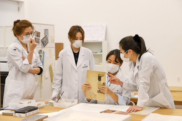 대구간송미술관의 수리 복원 전문 학예사들이 지류문화유산 수리복원 작업을 진행 중이다. 대구간송미술관 제공