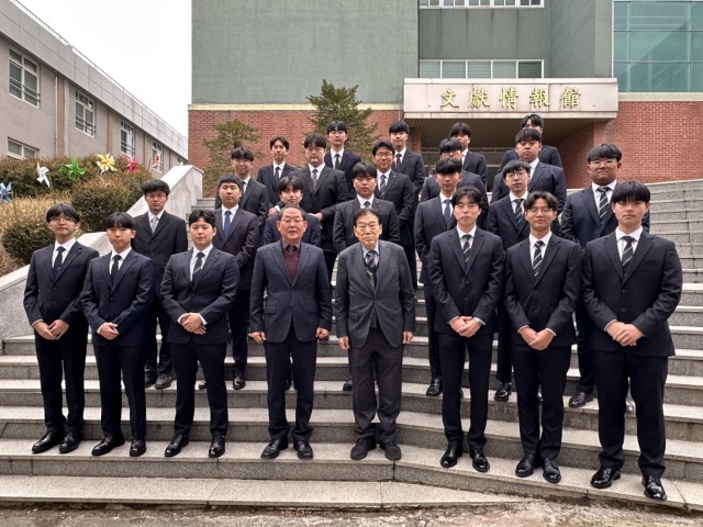 상주공고 공무원 합격 학생들 일부와 권희태 재단이사장(1열 좌측 다섯번째),류희수 교장이 함께 교내에서 기념촬영을 하고 있다. 상주공고 제공.