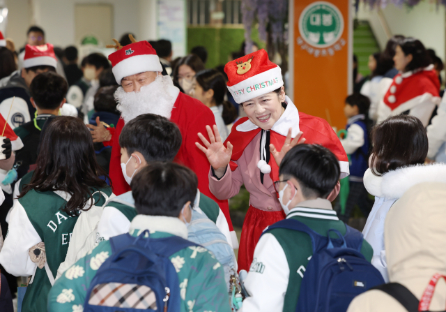대구 대봉초등학교는 24일 아침 8시 성탄절과 겨울방학을 앞두고 강은희 교육감이 참석해 