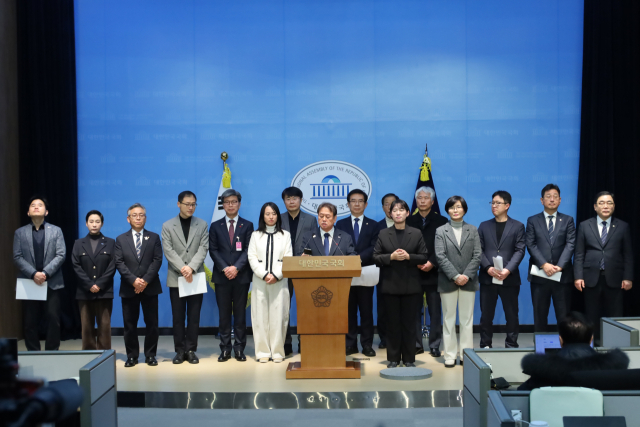 국회 APEC 지원특위 더불어민주당 의원들과 한영태 민주당 경주시지역위원장이 24일 국회에서 경주시의 12·3 내란 혐의자들에게 명예시민증 수여 추진을 즉각 중단하라고 요구하는 기자회견을 하고 있다. 민주당 경주시지역위원회 제공