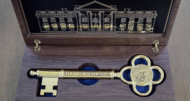 오직 5개 뿐인 '백악관 황금열쇠'…트럼프, 李대통령에 선물