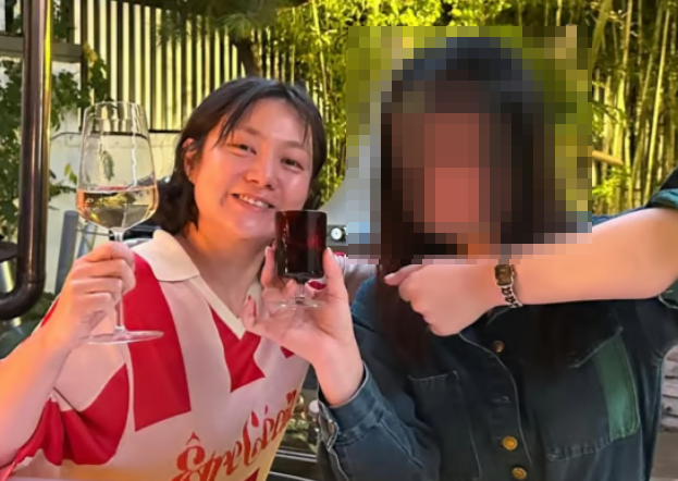 박나래 前매니저 손목에 '샤넬 시계'?…고소전 속 재조명된 사진 보니